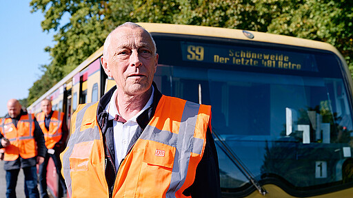 Ein halbes Jahrhundert am Steuer Klaus Rühmann posiert vor dem letzten nicht modernisierten 481er-Sonderzug, der an diesem Tag von Fans und Fotobegeisterten gefeiert wird.