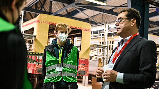 "Günstigere Einzeltickets für die Mobilitätswende" Neumitglied Karl Beecken hört aufmerksam S-Bahn Chef Peter Buchner zu - und hat schon erste Verbesserungsvorschläge.