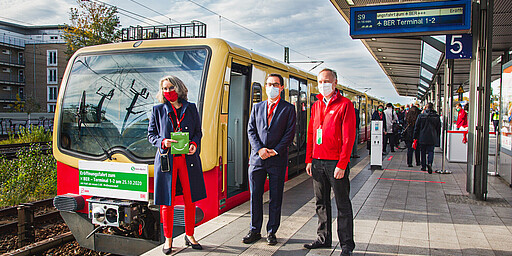 Erste S-Bahnfahrt zum neuen Flughafen BER Am 25. Oktober nahm die S-Bahn Berlin mit einer feierlichen Erstfahrt die neue Verbindung zum Flughafen Berlin-Brandenburg auf. Gleichzeitig gingen die neuen Bahnhöfe Waßmannsdorf und Flughafen BER – Terminal 1-2 ans Netz.