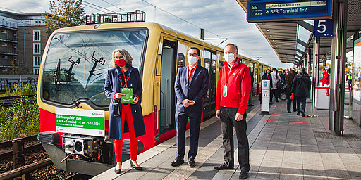 Erste S-Bahnfahrt zum neuen Flughafen BER Am 25. Oktober nahm die S-Bahn Berlin mit einer feierlichen Erstfahrt die neue Verbindung zum Flughafen Berlin-Brandenburg auf. Gleichzeitig gingen die neuen Bahnhöfe Waßmannsdorf und Flughafen BER – Terminal 1-2 ans Netz.