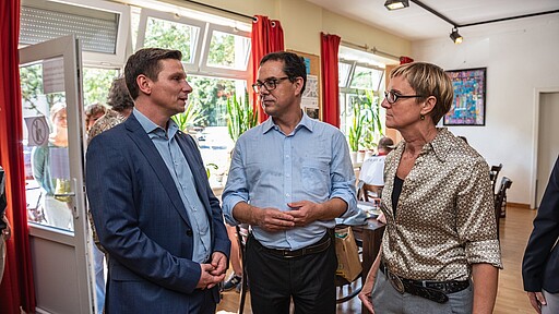 Andreas Mende, Geschäftsführer Beratung + Leben GmbH, S-Bahn-Chef Peter Buchner und Tagesstätten-Leiterin Simona Barack (v.l.n.r)