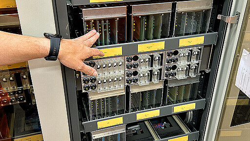 Damit alles sicher läuft Das Team der DB InfraGO prüft regelmäßig, ob die Computer im Stellwerk zuverlässig laufen.