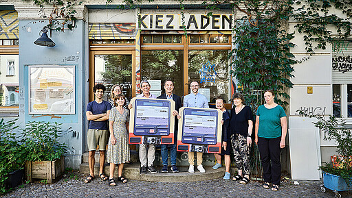 Kiezladen Sozialausschreibung S-Bahn-Chef Peter Buchner (5. v. l.) und rechts neben ihm VBB-Geschäftsführer Martin Fuchs machten den Gewinner:innen der Sozialausschreibung eine große Freude.