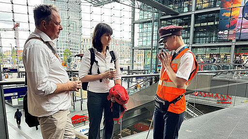 Praktikum mit Perspektive Schülerpraktikant Adrian Quindt hilft Fahrgästen am Berliner Hauptbahnhof bei der Suche nach der richtigen Verbindung.