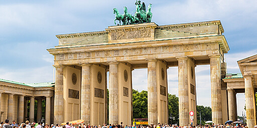 Brandenburg Gate in Berlin - Germany Touristen schauen sich das Brandenburger Tor an.