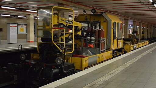 Schienenfahrzeug beladen mit Arbeitsgeräten