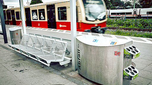 Pfand im Blick Aktuell testet DB InfraGO an vier Bahnhöfen diese sogenannten „Pfandsammler“ an Abfallbehältern.