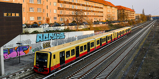 Hohenzollerndamm Am 28. März 2020 verlässt ein Halbzug der neuen S-Bahnfahrzeuge aus zwei Einheiten der BR 483 beim Sonnenuntergang den Bahnhof Hohenzollerndamm.