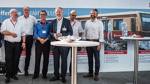 Bahnhofstour am Südkreuz Das DB-Führungssteam stellte am Bahnhof Südkreuz das Qualitätsprogramm vor