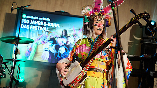 Ein Festival für die S-Bahn Im Beach Club hinter dem Nordbahnhof sorgte abends die japanische Folk-Fusion-Band Mitsune für Stimmung bei der großen Geburtstagsparty.