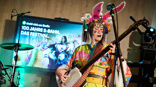 Ein Festival für die S-Bahn Im Beach Club hinter dem Nordbahnhof sorgte abends die japanische Folk-Fusion-Band Mitsune für Stimmung bei der großen Geburtstagsparty.