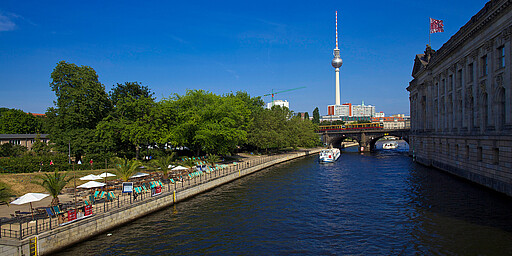 S-Bahn Berlin Zug der BR 481 überquert die Spree zwischen Museumsinsel und Monbijoupark