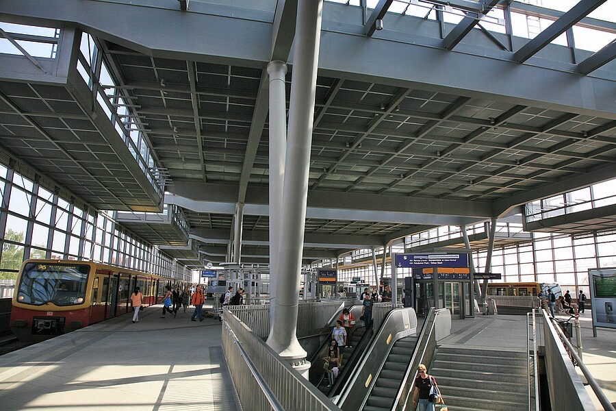 S-Bahnhof Südkreuz mit Rolltreppe und Bahnsteig
