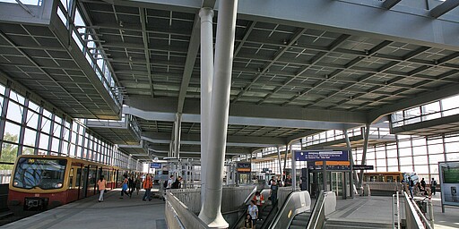 S-Bahnhof Südkreuz mit Rolltreppe und Bahnsteig