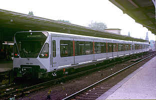 The only two prototype quarter-length trains of the 480 series in crystal blue (480 001/501 and 480 002/502) at Wannsee station in July 1987