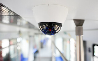 Seit ihrer Umrüstung im Rahmen des Langlebigkeit-Projekts werden die Fahrgastinnenräume der 481 per Video überwacht.