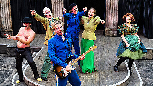 Shakespeare unter freiem Himmel Was ihr wollt? Ganz sicher: die sommerliche Theateratmosphäre direkt an der Spree genießen!