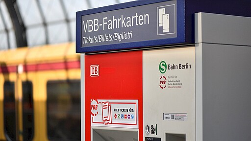 Fahrausweisautomat S-Bahn-Ticketautomat auf dem Bahnsteig