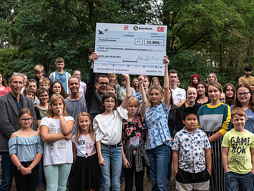 Scheckübergabe Insektenhotel Die Schüler freuen sich über die Starthilfe für ihr Projekt.