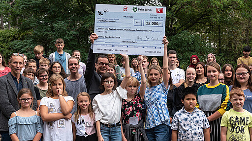 Scheckübergabe Insektenhotel Die Schüler freuen sich über die Starthilfe für ihr Projekt.