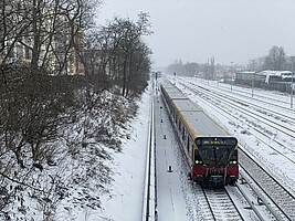 Winterliche Abfahrt vom S-Bahnhof Neukölln der Baureihe 480