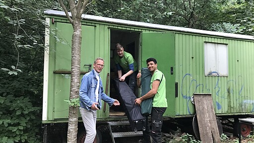 Hereinspaziert in die bald schon gemütliche Stube. Immer drei bis vier Jugendliche arbeiten seit dem Ende der Sommerferien am Umbau des ehemaligen Zirkuswagens.