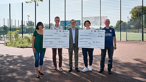 Nicht nur die große Welt retten Ute Albrecht von SOS-Kinderdorf Berlin, Matthias Fischer-Kallenberg, Sozialpädagoge in der Zweigstelle Gatow, Tanja Henseler vom VBB, S-Bahn-Chef Peter Buchner und Gerd Thomas, Vorsitzender des Fußballvereins FC Internationale Berlin 1980 (v.l.) bei der Übergabe der Schecks.