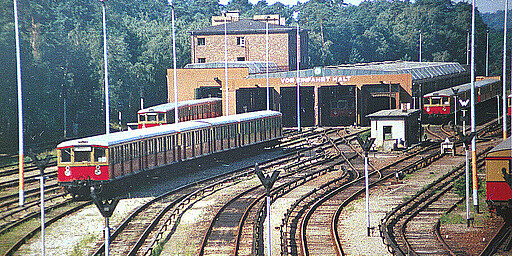 Gleisanlagen im Werk Wannsee Ein Blick vom Stellwerk Wsa zeigt die Gleisanlagen im S‑Bw Wannsee kurz nach der Übernahme durch die BVG im Frühjahr 1984. Ein Jahr später begannen die Um- und Erweiterungsarbeiten im Auftrag der BVG.
