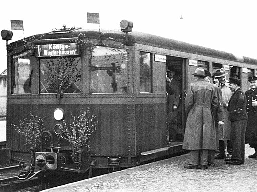 Elektrifizierung Grünau KW Der geschmückte Eröffnungszug der Baureihe ET 165 steht im S-Bahnhof Grünau.