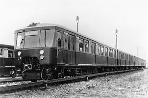 Der erste der beiden Probezüge im S‑Bahn-Betriebswerk Wannsee; er fuhr ab 1935 im Probebetrieb, ab 1936 war er fahrplanmäßig im Bankierzugverkehr unterwegs. Zwei helle Streifen – hier noch je einer auf dem Mittelgurt und einer auf dem Schrammbord – signalisierten Schnelligkeit bis zu 120 km/h, statt üblicherweise 80 km/h.