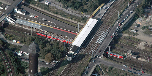 Ostkreuz Luftaufnahme von der Ringbahn am Bahnhof Ostkreuz kurz vor dem Umbau 2006: Am Ringbahnsteig F fährt gerade ein S-Bahnzug Richtung Süden ein.