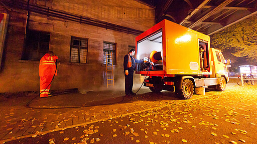 Bei Graffitis rückt eines unserer beiden Spezialisten-Teams aus, Außenfronten von Zügen werden in den Werken gereinigt.