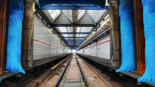 Imposant und umweltfreundlich! Zum Zwischenstopp im Instandhaltungswerk Wannsee gehörte auch die Besichtigung der Waschanlage.