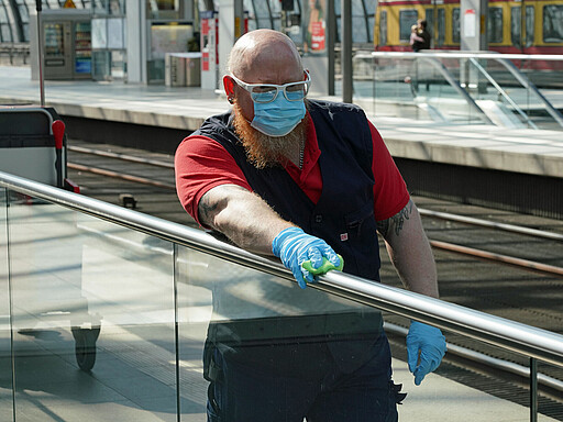 Archivnummer: DB178371 Ein Mitarbeiter von DB Services bei der Reinigung von Kontaktflächen im Berliner Hbf.