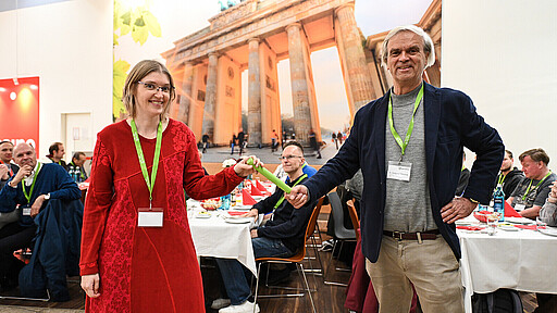 Eine Ära endet Dr. Wolfgang Wilkening (rechts) übergibt den Staffelstab an seine Vertreterin Ramona Sahlmann.