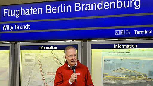 BER-Begehung bei der Baupressekonferenz Alexander Kaczmarek, Konzernbevollmächtigter der Deutschen Bahn für das Land Berlin, sieht der Eröffnung des Flughafens Berlin Brandenburg positiv entgegen.