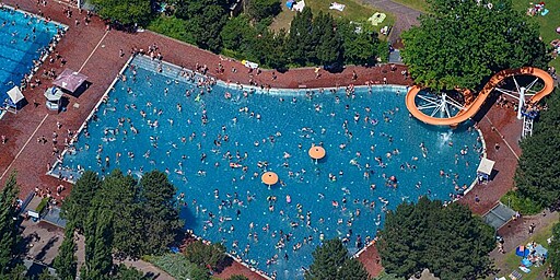 Ihren sportlichen Ehrgeiz können die Badegäste im Sommerbad Am Insulaner unter Beweis stellen.