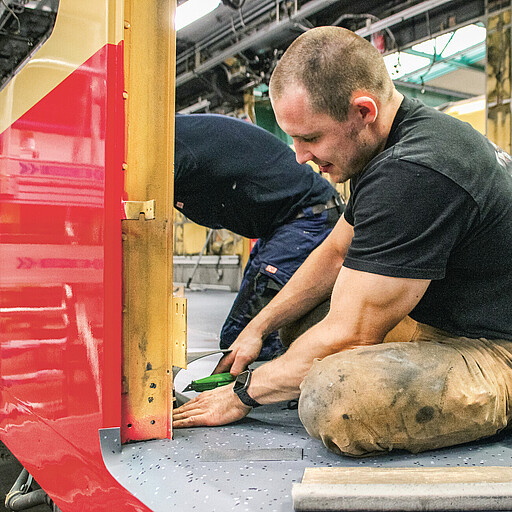 Bodenbelag wird zugeschnitten. Das Linoleum wird auf die Kastenform genau zugeschnitten.