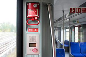 Im Einstiegsbereich jedes S-Bahnzugs befindet sich eine Notbremse sowie direkt darunter ein Fahrgasthilferuf, der Sie mit der Sicherheitsleitstelle der S-Bahn Berlin verbindet. Der Lokführer kann einen Hilferuf mithören und entsprechend reagieren.