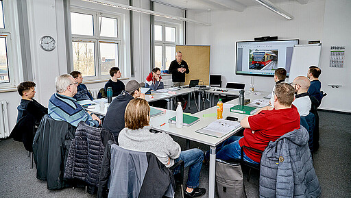 Schulungsraum Die Lehrgänge bestehen aus theoretischen und praktischen Einheiten.