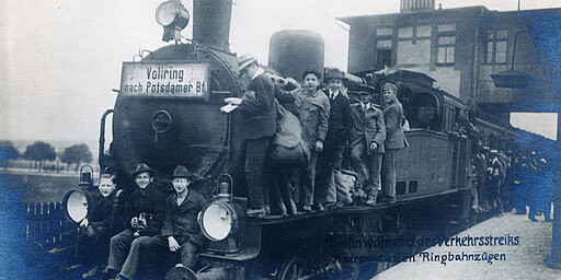 Tempelhof Ein Ringbahnzug am Bahnsteig des Bahnhofs Tempelhof. Die Aufnahme stammt vom 15. Juli 1919 vom Verkehrsstreik. Das Lokschild signalisiert, dass der Ringbahnzug nach der Station Tempelhof weiter Richtung Papestraße fährt und dann der Ring über die Südringspitzkehre zum Potsdamer Ringbahnhof verlässt.