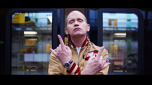 Romano Romano steht vor unseren S-Bahn-Türen