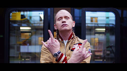 Romano Romano steht vor unseren S-Bahn-Türen