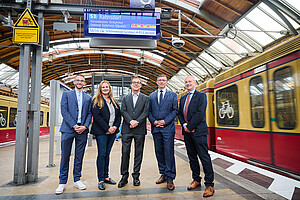 Pressetermin "Lightgate" Am 24. September 2024 stellten Martin Fuchs (Geschäftsführer Verkehrsverbund Berlin-Brandenburg), Julia Kuhfuß (Leitung DB Lightgate), Peter Buchner (Vorsitzender Geschäftsführer S-Bahn Berlin), Uwe Schüler (Staatssekretär im Ministerium für Infrastruktur und Landesplanung des Landes Brandenburg) und Johannes Wieczorek (Berliner Staatssekretär für Mobilität und Verkehr) das Projekt "Lightgate" der Öffentlichkeit vor.