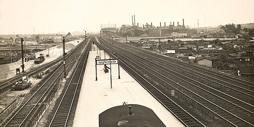 Siemensbahn Blick entlang der Ringbahn Richtung Osten vom Bahnhof Jungfernheide am 16. Juni 1928. Der Fotograf steht am Ende des Dachs des 1908 erbauten Vorortbahnsteigs. Links im Hintergrund haben die Bauarbeiten für den neuen Bahnsteig für die Siemensbahn begonnen.