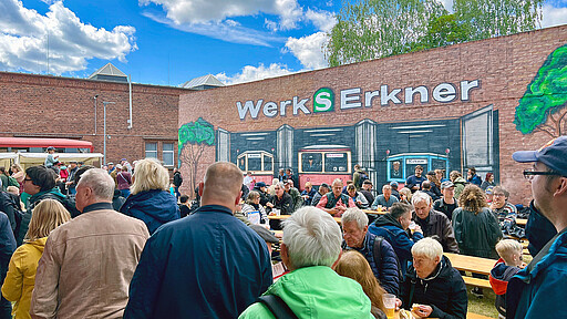 Genussvolle Pause im Sonnenschein Entspannte Atmosphäre beim „Tag der offenen Tore“: Bei strahlendem Wetter lassen sich Besucherinnen und Besucher des Werks Erkner die reichhaltige Verpflegung schmecken.