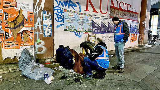 Ein Anruf kann Leben retten. Bei Minustemperaturen ist es wichtig, Obdachlose anzusprechen und Hilfe anzubieten.