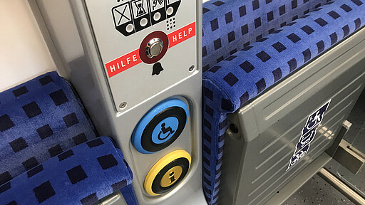 Einblick in die neue S-Bahn Mehrzweckabteil mit Servicesäule