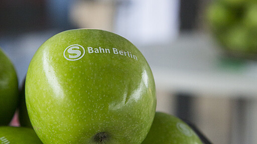Bahnhofstour 2019 Apfel mit S-Bahn-Logo