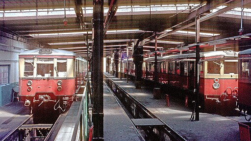 Blick in die Halle zur Reichsbahnzeit 1982 mit Bankier- und Stadtbahnerzug Blick in die Halle zur Reichsbahnzeit 1982 mit Bankier- und Stadtbahnerzug